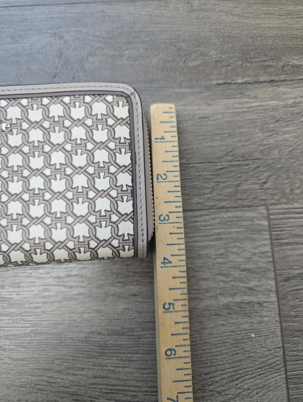 Kate Spade Spade Link Large Continental Wallet in a cream/tan geo pattern